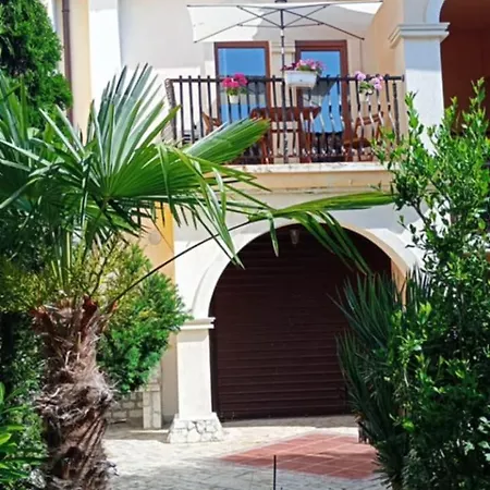 Holiday home 300m From Private Romana Royal Castle